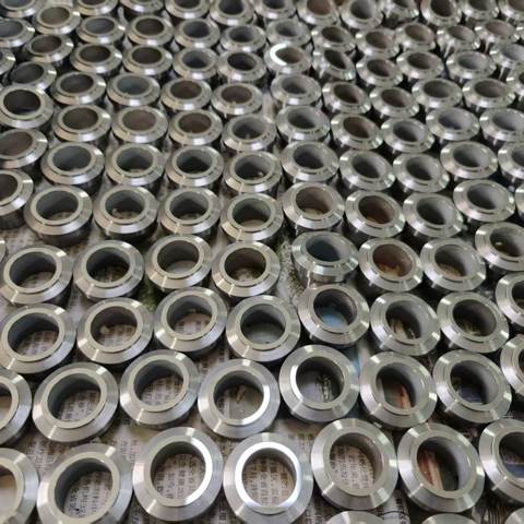 Metal seal rings arranged in batches